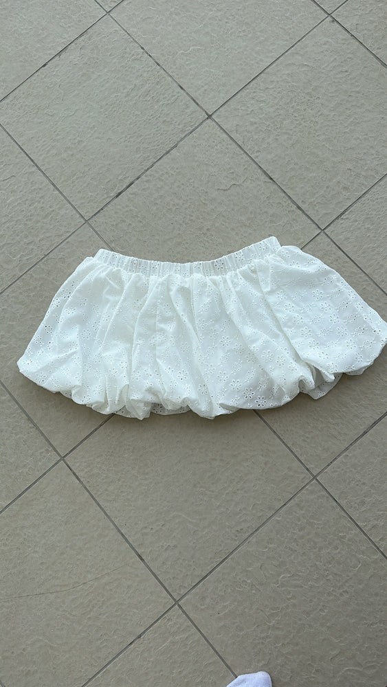 WHITE EMBROIDERED RUFFLE SKORT
