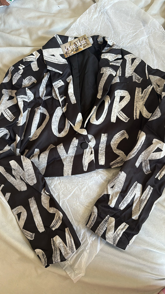 BLACK WHITE GRAPHIC LETTER CROPPED BLAZER