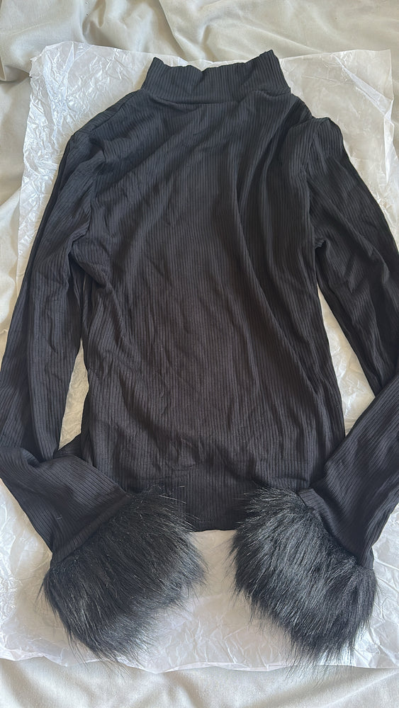 BLACK ROLE NECK FUR CUFF TOP