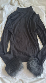 BLACK ROLE NECK FUR CUFF TOP